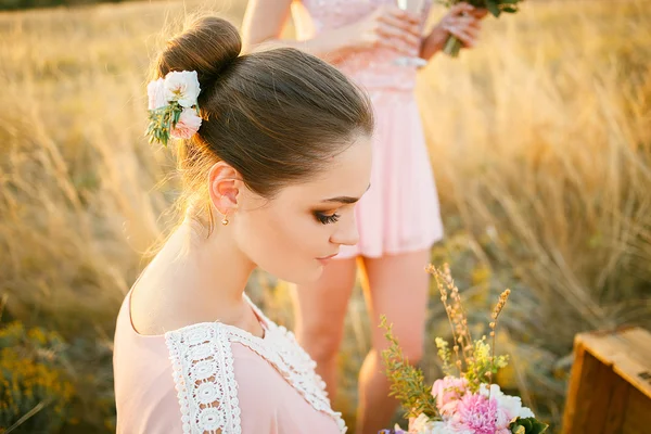 美丽的伴娘，玫瑰石英中黄色的裙子 — 图库照片