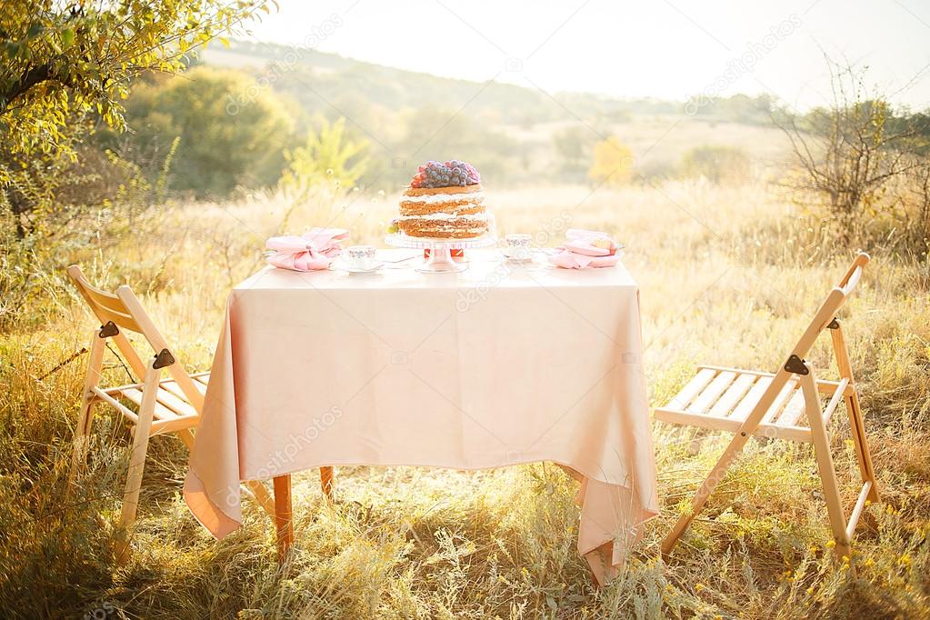 Cake rose quartz color on the wedding table