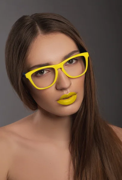 Краса жінка обличчя портрет з жовтими губами і жовтими окулярами — стокове фото