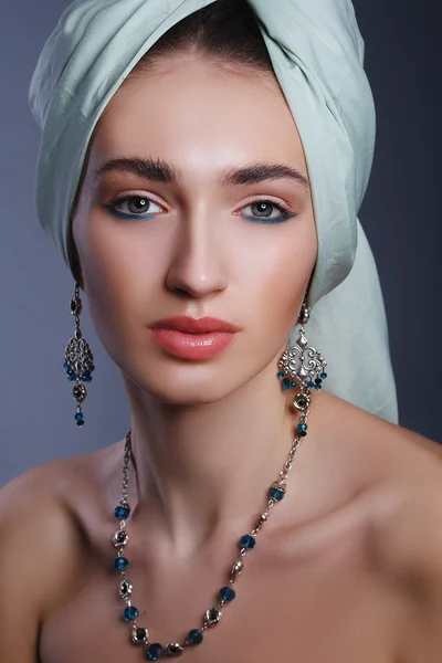 インド風モデルで頭に包帯を巻くとモデル. — ストック写真
