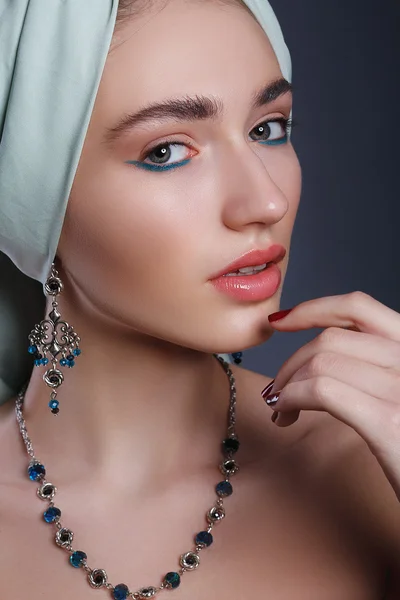 Model with a bandage on head in the Indian style model. — Stock Photo, Image