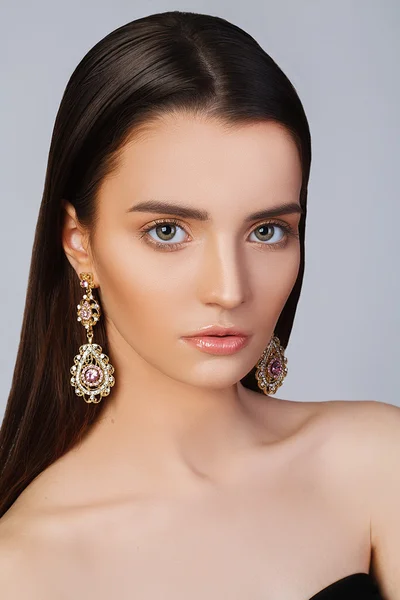 Girl with clean skin and beautiful face. Model in jewelry — Stock Photo, Image