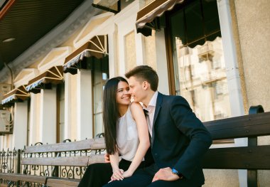 Genç insanlar bir yaz gününde eğleniyor.