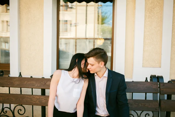 Casal de jovens se divertindo em um dia de verão . — Fotografia de Stock