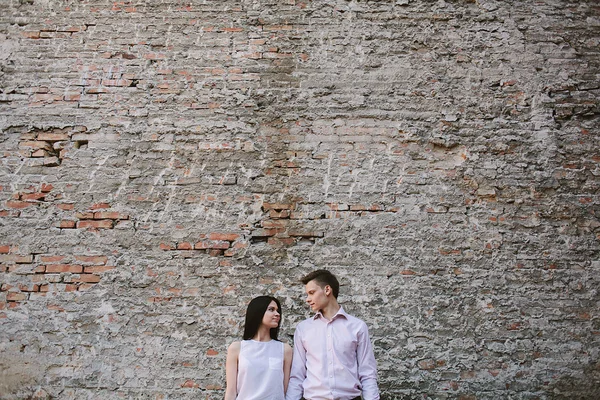 Pareja de jóvenes divirtiéndose en un día de verano . —  Fotos de Stock