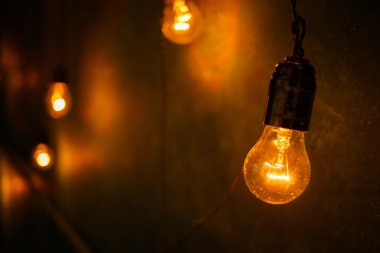 Modern bir stüdyoda akkor lambalar. Edison lambası.