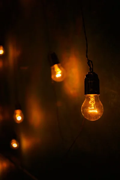 현대적인 스튜디오에서의 백열 램프 에디슨 램프. — 스톡 사진