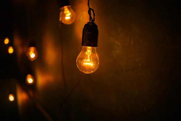 Lampes à incandescence dans un studio moderne. Lampe Edison . — Photo