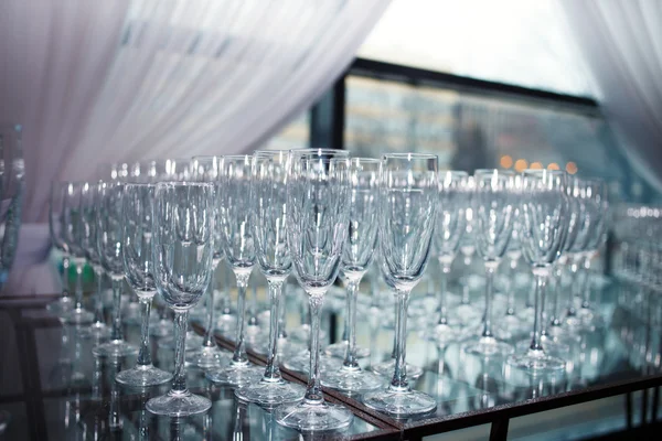 Glazen voor champagne en wijn. — Stockfoto