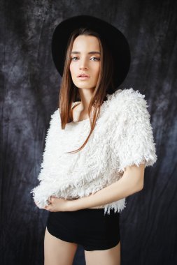 Çok güzel bir kız kısa şort ve şapka