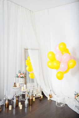 Çiçekler beyaz duvardaki ile renkli balonlar