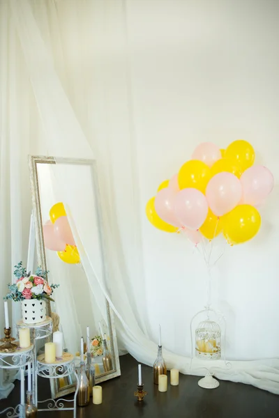 Balões coloridos com flores na parede branca — Fotografia de Stock