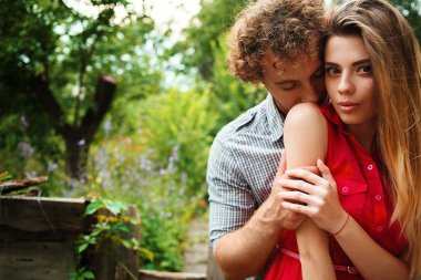 Çilli kızıl saçlı kızla kıvırcık saçlı adamla