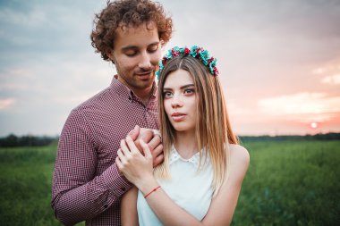 Çilli kızıl saçlı kızla kıvırcık saçlı adamla