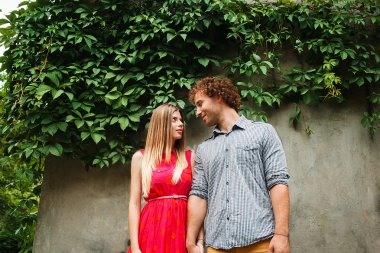 Çilli kızıl saçlı kızla kıvırcık saçlı adamla