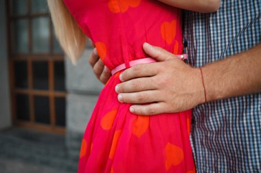 Elele ve sarılma pek genç insanlar