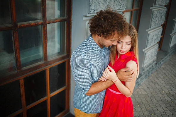 Kudrnaté vlasy chlap s rusovlasá dívka s pihami — Stock fotografie