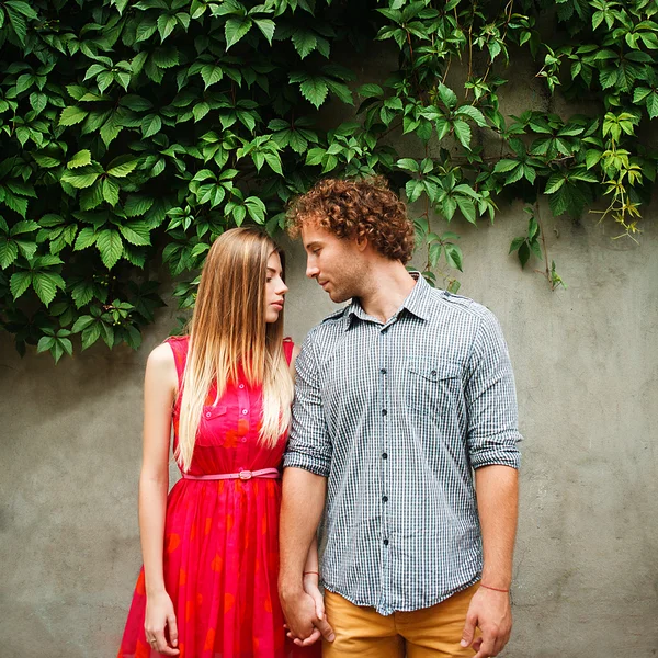 Çilli kızıl saçlı kızla kıvırcık saçlı adamla