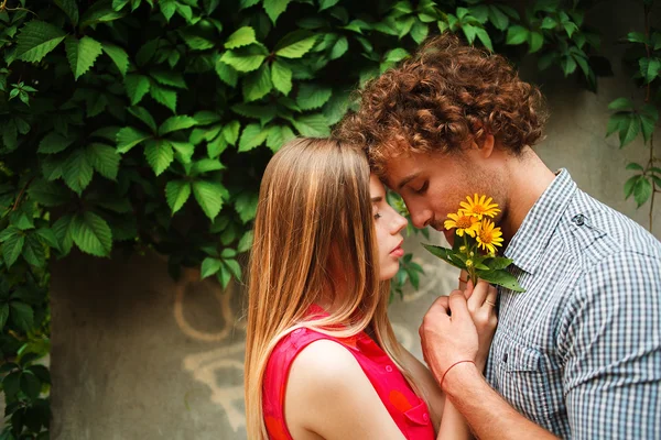 Çilli kızıl saçlı kızla kıvırcık saçlı adamla