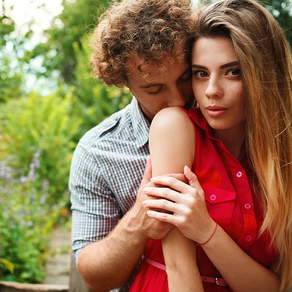 Curly-haired killen med den rödhåriga flickan med fräknar — Stockfoto