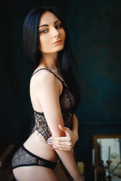 美しい手作りの黒のランジェリーで若いブルネットの女性 — ストック写真