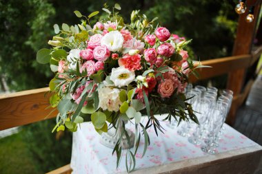 pembe ve beyaz peonies, gül güzel çiçek aranjman