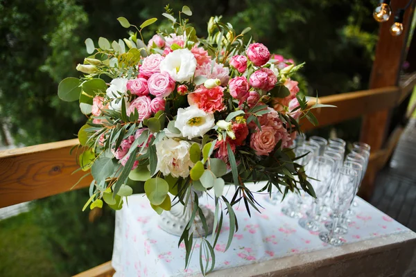 Hermoso arreglo floral de peonías rosadas y blancas, rosas — Foto de Stock