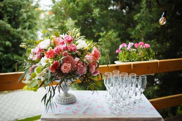 Belo arranjo floral de peônias rosa e branco, rosas — Fotografia de Stock