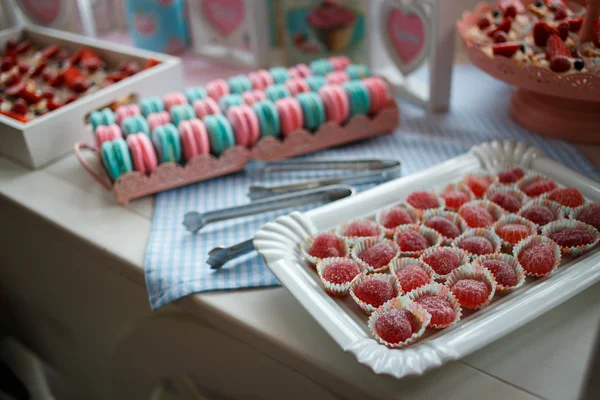 Table avec friandises et bonbons pour les invités au mariage . — Photo