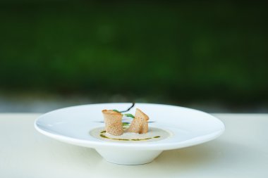 büyük bir tabak içinde sarımsak croutons mantar çorbası püre