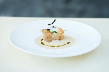 büyük bir tabak içinde sarımsak croutons mantar çorbası püre