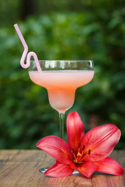 Gevormde glas met roze pompelmoes cocktail op groene achtergrond bokeh — Stockfoto