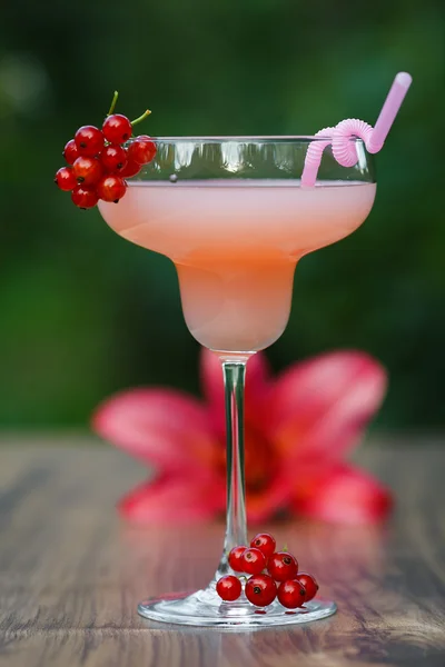 Gevormde glas met roze pompelmoes cocktail op groene achtergrond bokeh — Stockfoto