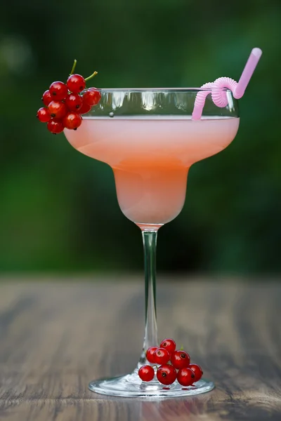 Verre en forme de pamplemousse rose cocktail sur fond vert bokeh — Photo