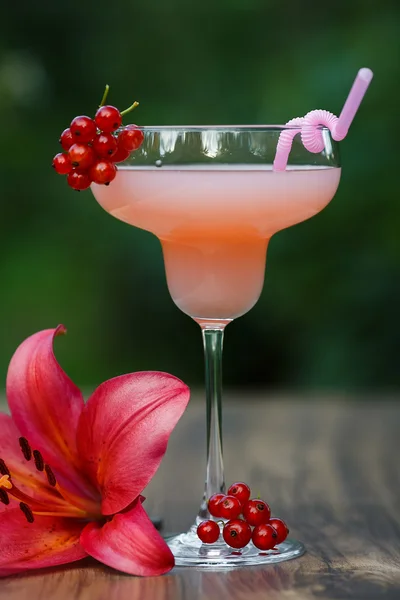 Gevormde glas met roze pompelmoes cocktail op groene achtergrond bokeh — Stockfoto