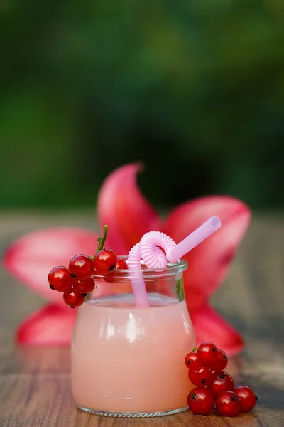 Jar met roze pompelmoes cocktail op groene achtergrond bokeh — Stockfoto