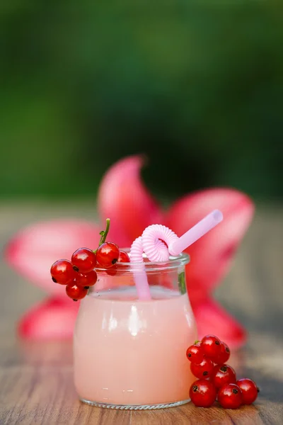 Jar met roze pompelmoes cocktail op groene achtergrond bokeh — Stockfoto