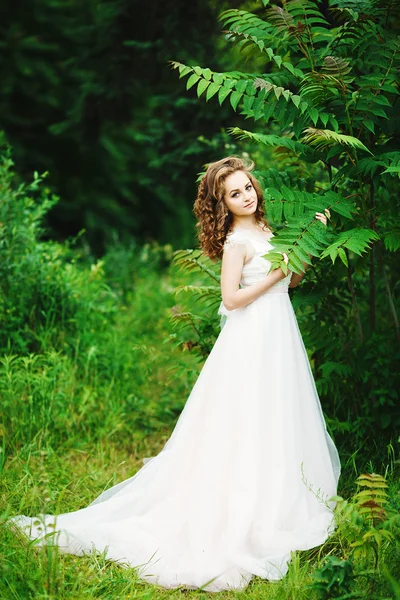 Fille douce dans une robe de la couleur de quartz rose — Photo