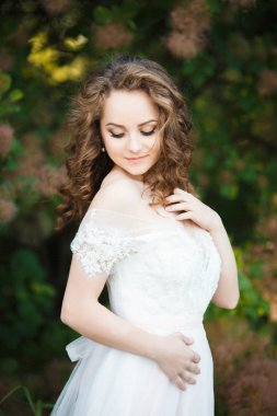 rose kuvars renk elbiseli tatlı kız