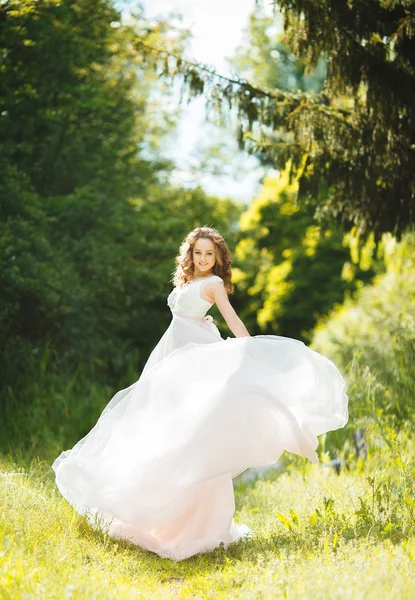 Rose kuvars renk elbiseli tatlı kız — Stok fotoğraf