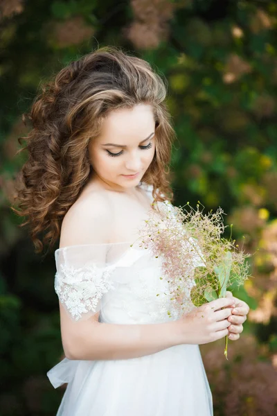 Rose kuvars renk elbiseli tatlı kız — Stok fotoğraf