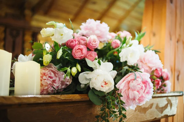 Hochzeitsdekor mit rosa Pfingstrosen und Rosen — Stockfoto