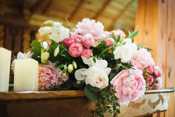 Decorazione nuziale con peonie rosa e rose — Foto Stock