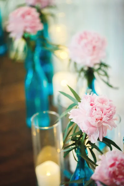 Wedding decor with pink peonies and roses — Stock Photo, Image