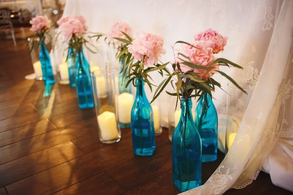 Decoração do casamento com peônias e rosas rosa — Fotografia de Stock