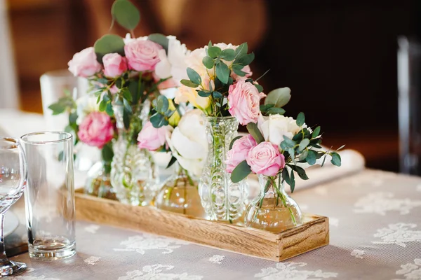 Bruiloft decor met roze pioenrozen en rozen — Stockfoto