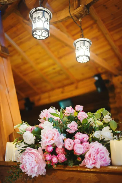 Decoração do casamento com peônias e rosas rosa — Fotografia de Stock