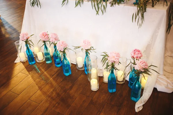 Decoração do casamento com peônias e rosas rosa — Fotografia de Stock