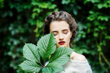 Onun elinde üzüm yaprağı ile genç kızın Portreit