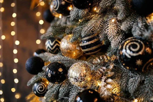 Mooie feestelijke kerstboom is in de kamer versierd met kerstspeelgoed ballen — Stockfoto